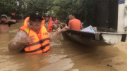 Công an giúp dân khắc phục thiệt hại trong trận mưa lụt lịch sử