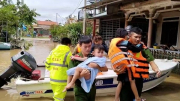 Giám đốc Công an Thừa Thiên Huế lội nước đến thăm hỏi, tặng quà gia đình bị ngập lụt