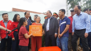Chủ tịch nước Nguyễn Xuân Phúc thăm hỏi, tặng quà các gia đình bị thiệt hại nặng do mưa lũ