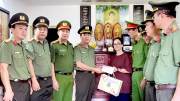 Công an Bình Phước thăm và trao tiền hỗ trợ cho gia đình 3 liệt sỹ Cảnh sát PCCC