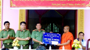 Công an tỉnh Bạc Liêu tặng quà đồng bào Khmer