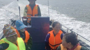 Kịp thời cứu nạn 23 ngư dân bị lật bè trên biển