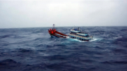 Tàu cá bị sóng lớn đánh chìm ở Trường Sa, 2 ngư dân mất tích