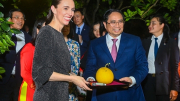 Thủ tướng Jacinda Ardern thưởng thức bưởi Diễn, thăm Nhà sàn Bác Hồ cùng Thủ tướng Phạm Minh Chính