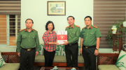 Thứ trưởng Trần Quốc Tỏ thăm gia đình cố lãnh đạo Bộ Công an nhân kỷ niệm Ngày Nhà giáo Việt Nam