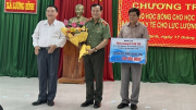 Đoàn đại biểu Quốc hội tỉnh Long An trao học bổng cho học sinh