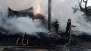 Cảnh sát phá cửa cứu 6 người thoát khỏi đám cháy xưởng gỗ