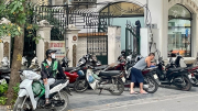 Nhức nhối vi phạm trông giữ xe ở Hà Nội: Mặc nhiên thu vé cao gấp đôi, gấp ba