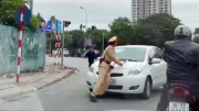 Vi phạm giao thông, nữ tài xế “ủn” luôn CSGT trên phố