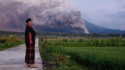 Núi lửa cao nhất Java phun trào, Indonesia đưa ra mức cảnh báo cao nhất