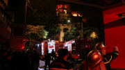 Cảnh sát khống chế đám cháy trong phố cổ lúc nửa đêm