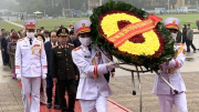 Đoàn đại biểu người cao tuổi điển hình tiên tiến vào Lăng viếng Chủ tịch Hồ Chí Minh