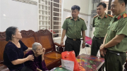 Công an tỉnh Bà Rịa-Vũng Tàu thăm hỏi và tặng quà Mẹ Việt Nam Anh hùng