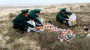 Hơn 800 hộp thuốc lá “lạ” trôi dạt vào bờ biển