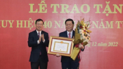 Đồng chí Nguyễn Trọng Nghĩa đón nhận Huy hiệu 40 năm tuổi Đảng