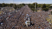 Biển người ăn mừng trên phố, tuyển Argentina phải diễu hành bằng trực thăng