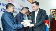 Tặng sổ BHXH, thẻ BHYT cho người có hoàn cảnh khó khăn tại tỉnh Tuyên Quang