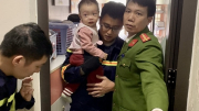 Cảnh sát giải cứu cháu bé 1 tuổi mắc kẹt ở ban công tầng 7