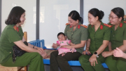 Phụ nữ Công an tỉnh Trà Vinh trao tiền hỗ trợ nạn nhân vụ mua bán người