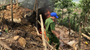 “Vàng tặc” đào hố cất giấu máy móc tại mỏ vàng Bồng Miêu