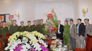 Công an tỉnh Hà Nam thăm, tặng quà chúc mừng các giáo xứ