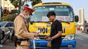 CSGT Công an Hà Nội chặn bắt, xử lý hàng loạt xe khách "rùa bò"