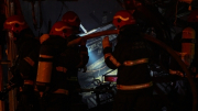 Cận cảnh lính cứu hỏa chiến đấu tại đám cháy cửa hàng sửa xe máy