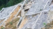 Tìm giải pháp xử lý vết nứt trên đỉnh đồi ở Cửa khẩu quốc tế Cha Lo