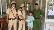 CSGT tìm người thân bé gái 8 tuổi đi lạc từ Bình Dương đến TP Hồ Chí Minh