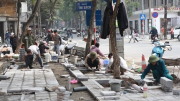 Nhiều phố, vỉa hè bị đào bới ngổn ngang, Chủ tịch UBND Hà Nội ra chỉ đạo khẩn