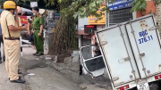 Xe tải chở xe gian tông CSGT rồi lao vào nhà dân