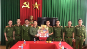 Lãnh đạo Công an tỉnh Đắk Nông kiểm tra công tác bảo đảm ANTT, tặng quà các hộ gia đình khó khăn