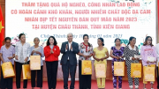 Chủ tịch nước Nguyễn Xuân Phúc trao quà Tết tặng người nghèo tại Kiên Giang