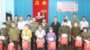 Báo CAND tặng quà Tết người nghèo, gia đình chính sách ở Tiền Giang
