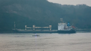 Tàu hàng rời cảng Ukraine mắc cạn, chắn ngang lối vào Biển Đen