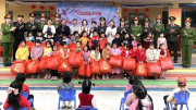 Công an tỉnh Yên Bái tặng quà tết cho học sinh và phụ nữ có hoàn cảnh khó khăn