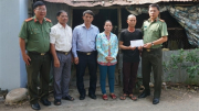 Báo CAND trao tiền hỗ trợ gia đình cháu Thái Lý Hạo Nam