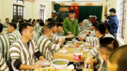 Ấm lòng bữa cơm tất niên trong trại giam