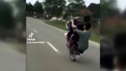 Khởi tố 5 thanh thiếu niên bốc đầu xe máy, quay clip câu view