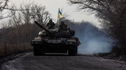 Nga tiến công mạnh mẽ, Mỹ khuyên Ukraine chờ vũ khí hạng nặng