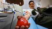 Thượng úy Công an hiến máu cứu cháu bé 1 tuổi trong ngày Tết