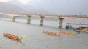 Sôi nổi lễ hội đua thuyền trên sông Đà