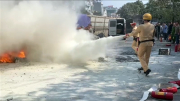 CSGT xách bình cứu hỏa giúp dân dập lửa