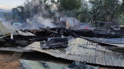 Bất cẩn trong việc đốt lửa sưởi ấm, 3 căn nhà bị “bà hỏa” thiêu rụi