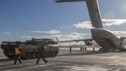 Siêu tăng Leopard 2 đầu tiên lên máy bay sang Ukraine
