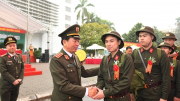 Thứ trưởng Trần Quốc Tỏ dự lễ giao nhận quân tại quận Hai Bà Trưng, Hà Nội