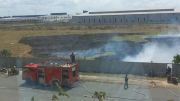 Kịp thời dập tắt đám cháy bãi cỏ trong Khu công nghiệp Hòa Phú