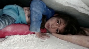 Bé gái Syria dang tay che chắn em trai 36 giờ dưới đống đổ nát vì động đất