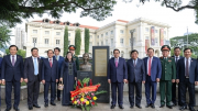 Thủ tướng dâng hoa tại tượng đài Chủ tịch Hồ Chí Minh ở Bảo tàng Văn minh châu Á