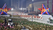 Triều Tiên phô diễn sức mạnh quân sự trong lễ duyệt binh ban đêm